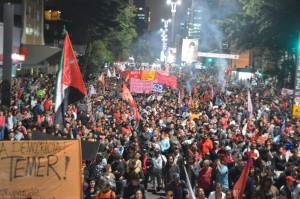 The Homeless Workers’ Movement (MTST) leads a 30,000 strong demonstration in São Paulo against the interim Temer government, May 12, 2016. Leon Cunha, MTST.