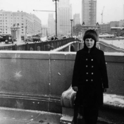 A black and white image of the historian Sheila Fitzpatrick before the Moskva river during her first visit to Moscow in 1969.